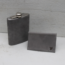 Load image into Gallery viewer, Gift set: Grey leather flask and wallet