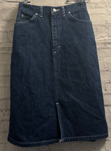 Load image into Gallery viewer, Vintage Lee denim skirt-tagged size 5
