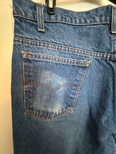 Load image into Gallery viewer, Vintage Levi&#39;s 36 x 33
