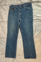Load image into Gallery viewer, Vintage Levi&#39;s 36 x 33
