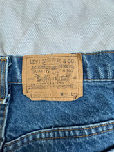 Load image into Gallery viewer, Vintage Levi&#39;s 36 x 33
